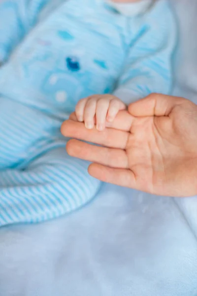 Mother Hand Holds Cute Little Baby Her Hand Home Bed — Stock Photo, Image