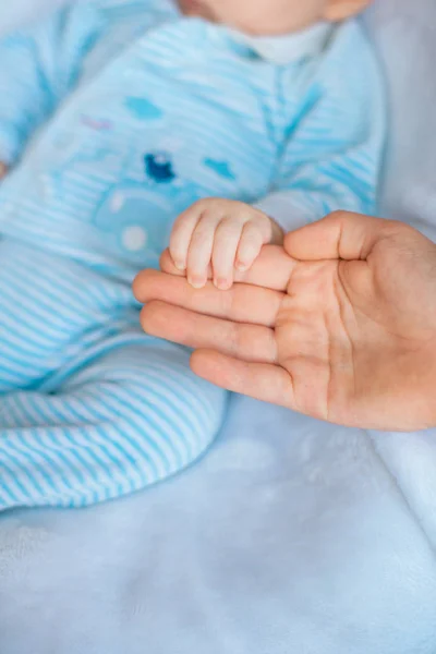 Mors Hand Håller Söt Liten Bebis Handen Hemma Sängen Lycklig — Stockfoto