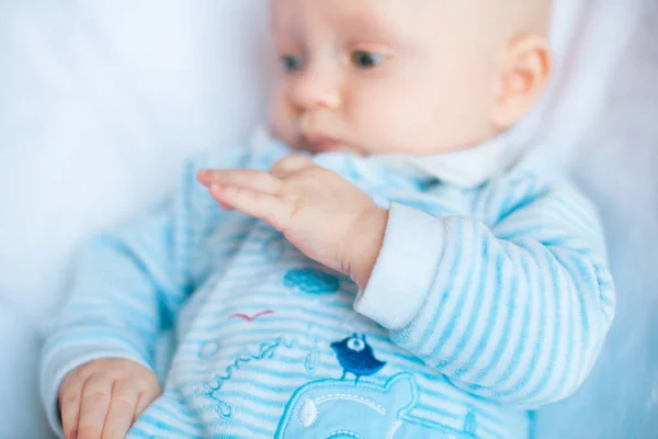 Menino Adorável Quarto Ensolarado Branco Recém Nascido Relaxando Cama Berçário — Fotografia de Stock