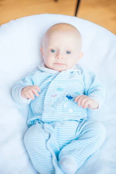 Schattig Babyjongen Witte Zonnige Slaapkamer Pasgeboren Kind Ontspannen Bed Kwekerij — Stockfoto