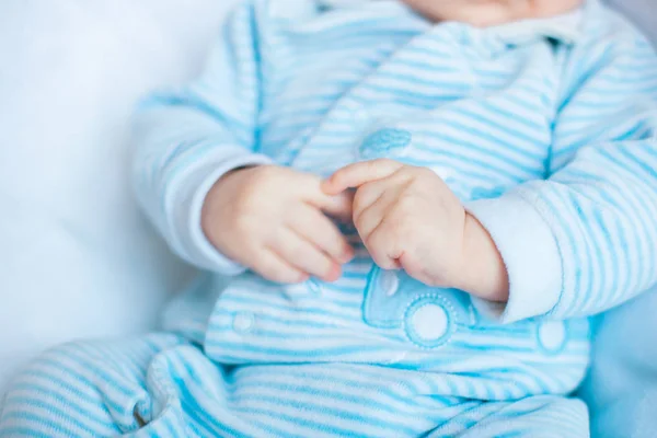 Entzückender Kleiner Junge Weißen Sonnigen Schlafzimmer Neugeborenes Entspannt Sich Bett — Stockfoto