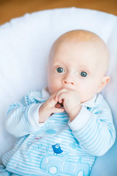 Schattig Babyjongen Witte Zonnige Slaapkamer Pasgeboren Kind Ontspannen Bed Kwekerij — Stockfoto