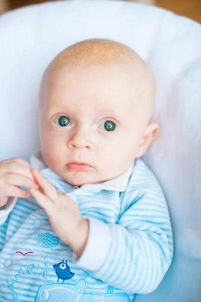 Bayi Laki Laki Manis Kamar Tidur Putih Yang Cerah Anak — Stok Foto