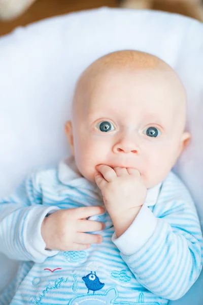 Bayi Laki Laki Manis Kamar Tidur Putih Yang Cerah Anak — Stok Foto