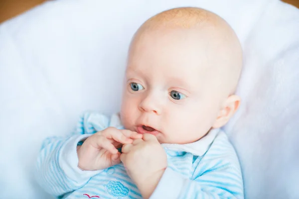 Adorable Bebé Dormitorio Blanco Soleado Niño Recién Nacido Relajándose Cama — Foto de Stock