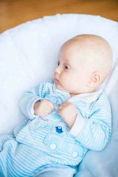 Schattig Babyjongen Witte Zonnige Slaapkamer Pasgeboren Kind Ontspannen Bed Kwekerij — Stockfoto