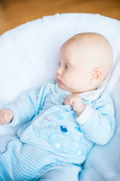 Schattig Babyjongen Witte Zonnige Slaapkamer Pasgeboren Kind Ontspannen Bed Kwekerij — Stockfoto