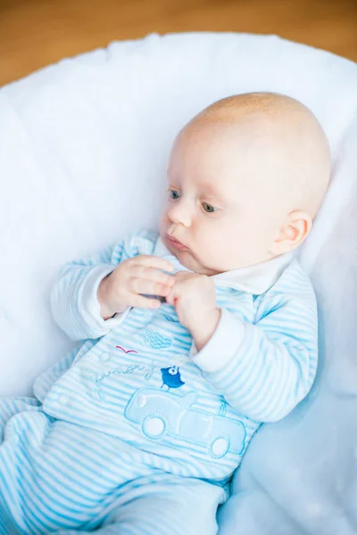 Schattig Babyjongen Witte Zonnige Slaapkamer Pasgeboren Kind Ontspannen Bed Kwekerij — Stockfoto