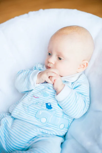 Schattig Babyjongen Witte Zonnige Slaapkamer Pasgeboren Kind Ontspannen Bed Kwekerij — Stockfoto