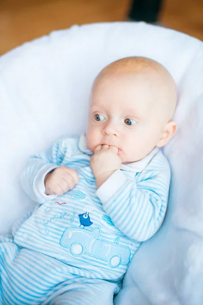 Adorable Bebé Dormitorio Blanco Soleado Niño Recién Nacido Relajándose Cama —  Fotos de Stock