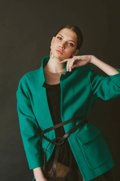 Attraktiv Ung Flicka Modell Med Mörkt Hår Trendig Grön Jacka — Stockfoto