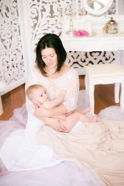 Joven Mamá Con Bebé Sus Brazos Dormitorio Del Tocador Brillante — Foto de Stock