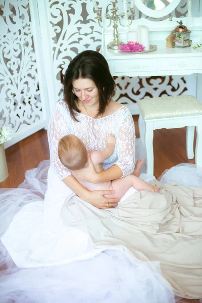 Молодая Мама Ребенком Руках Светлой Спальне Будуара — стоковое фото