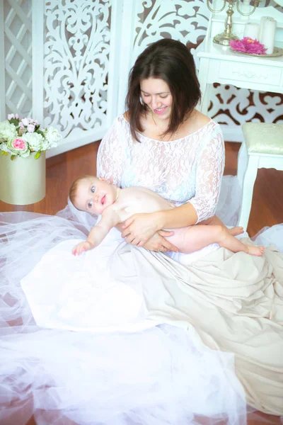 Ung Mamma Med Bebis Famnen Den Ljusa Boudoir Sovrummet — Stockfoto