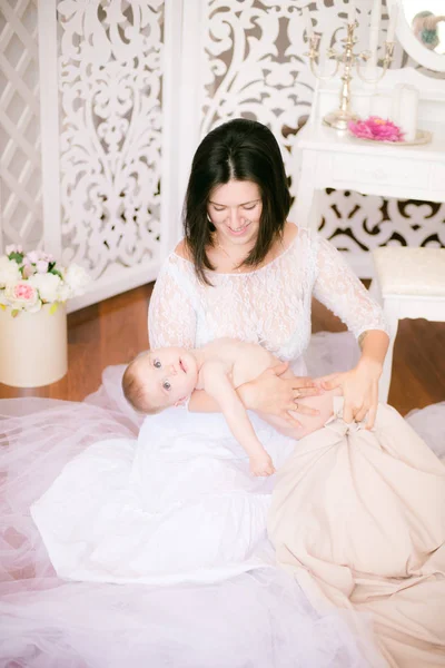 Mladá Mamka Dítětem Náručí Světlé Boudorové Ložnici — Stock fotografie