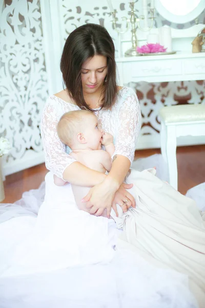 Mladá Mamka Dítětem Náručí Světlé Boudorové Ložnici — Stock fotografie