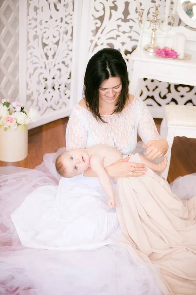 Ung Mamma Med Bebis Famnen Den Ljusa Boudoir Sovrummet — Stockfoto