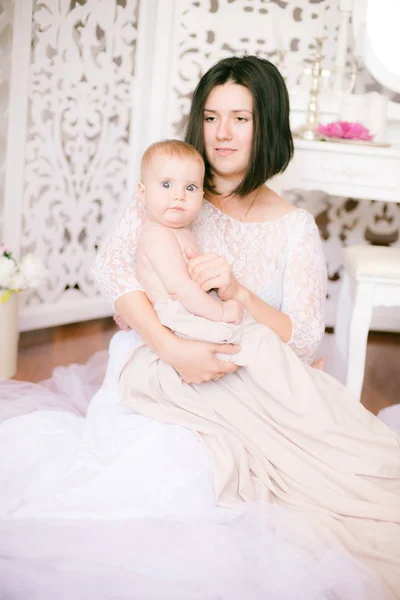 Young Mom Baby Her Arms Bright Boudoir Bedroom — Stock Photo, Image