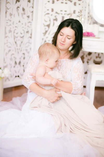 Jonge Moeder Met Een Baby Haar Armen Heldere Boudoir Slaapkamer — Stockfoto