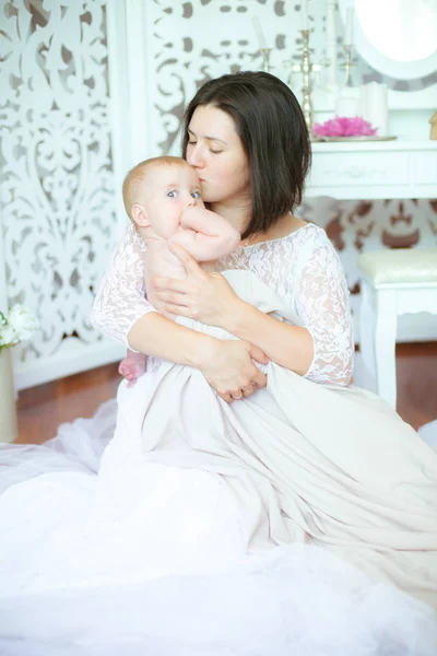 Mladá Mamka Dítětem Náručí Světlé Boudorové Ložnici — Stock fotografie