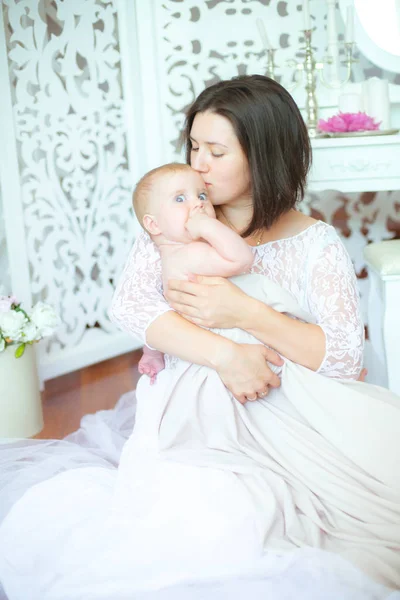 Młoda Mama Dzieckiem Ramionach Jasnej Sypialni Boudoir — Zdjęcie stockowe