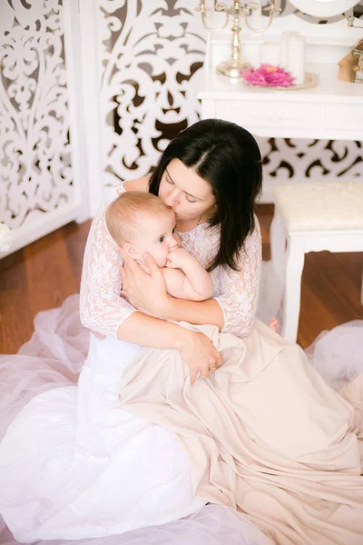 Молодая Мама Ребенком Руках Светлой Спальне Будуара — стоковое фото