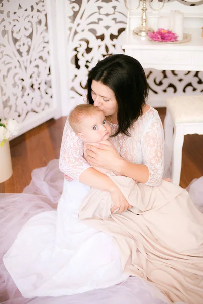 Νεαρή Μαμά Ένα Μωρό Στα Χέρια Της Στο Φωτεινό Υπνοδωμάτιο — Φωτογραφία Αρχείου