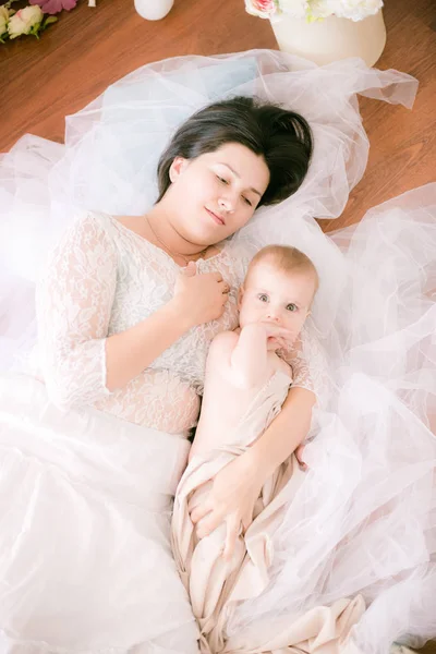 Young Mom Baby Her Arms Bright Boudoir Bedroom Lying Floor — Stock Photo, Image