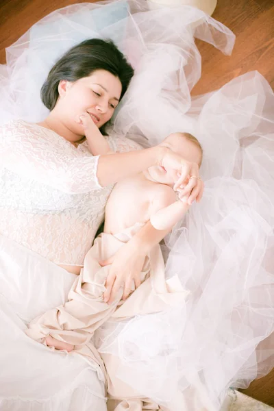 Una Madre Joven Con Bebé Sus Brazos Dormitorio Luminoso Suelo — Foto de Stock