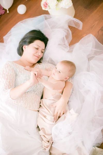 Uma Jovem Mãe Com Bebê Seus Braços Quarto Boudoir Brilhante — Fotografia de Stock