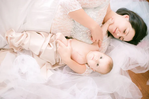 Una Madre Joven Con Bebé Sus Brazos Dormitorio Luminoso Suelo — Foto de Stock