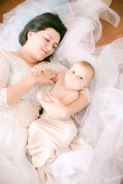 Ung Mamma Med Bebis Famnen Ljus Boudoir Sovrum Liggande Golvet — Stockfoto