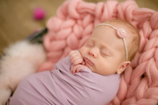 Tökéletes Újszülött Kislány Rózsaszín Takaró Egy Fonott Kosár Díszített Gyönyörű — Stock Fotó