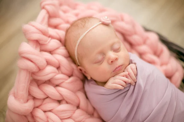 Niña Perfecta Recién Nacida Manta Rosa Una Canasta Mimbre Decorada — Foto de Stock