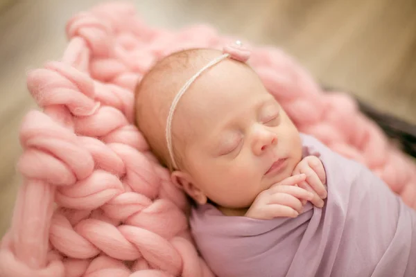 Niña Perfecta Recién Nacida Manta Rosa Una Canasta Mimbre Decorada — Foto de Stock