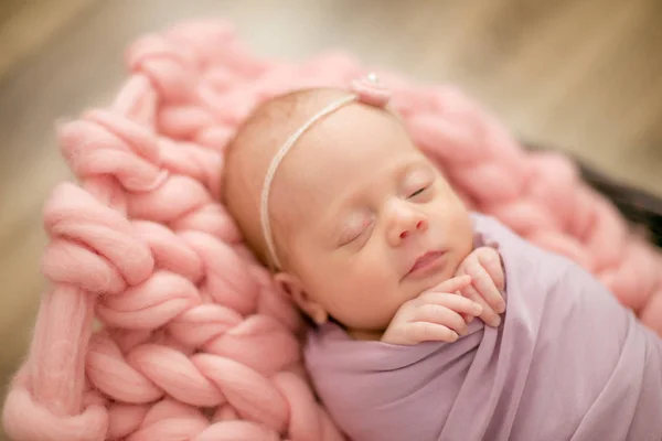 完美的新生女婴在粉红色的毯子在柳条篮子装饰美丽的春天粉红色郁金香 — 图库照片