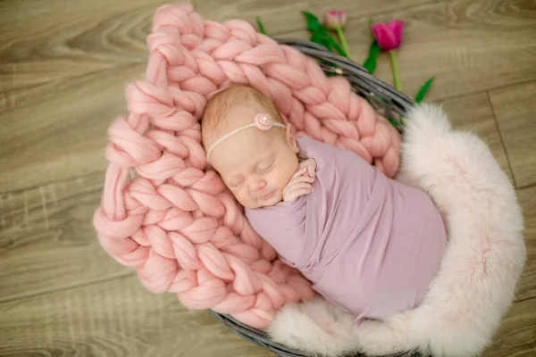 Perfecte Pasgeboren Baby Meisje Roze Deken Een Rieten Mand Versierd — Stockfoto