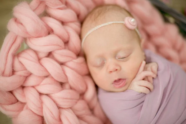 完美的新生女婴在粉红色的毯子在柳条篮子装饰美丽的春天粉红色郁金香 — 图库照片