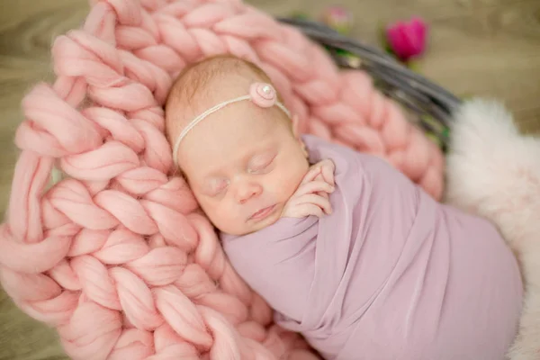Perfekte Neugeborene Mädchen Rosa Decke Einem Weidenkorb Mit Schönen Frühling — Stockfoto