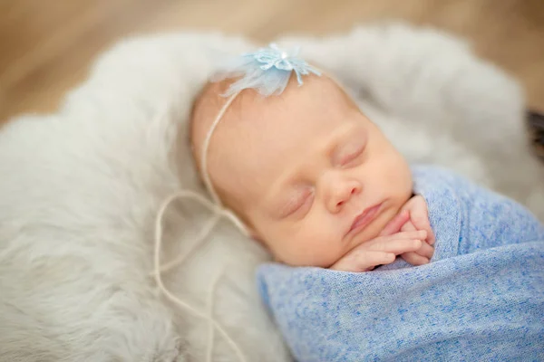 Menina Recém Nascido Perfeito Cobertor Azul Uma Cesta Vime Decorado — Fotografia de Stock