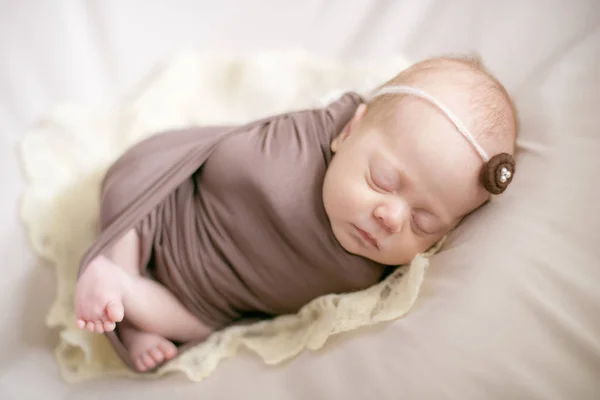 Bebé Recién Nacido Dormido Una Manta Marrón Envoltura Cama — Foto de Stock
