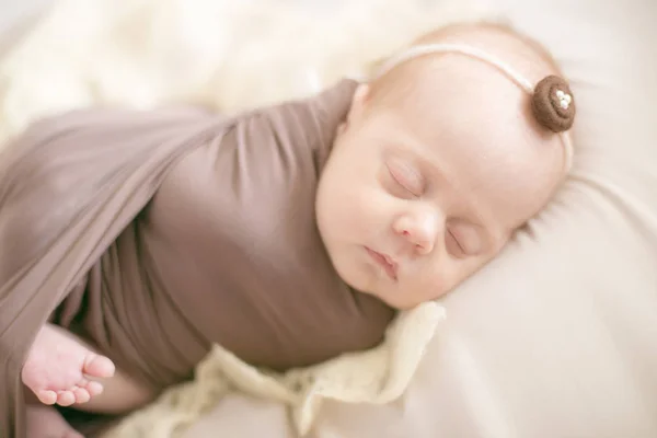 Slapende Pasgeboren Baby Een Wrap Brown Deken Het Bed — Stockfoto