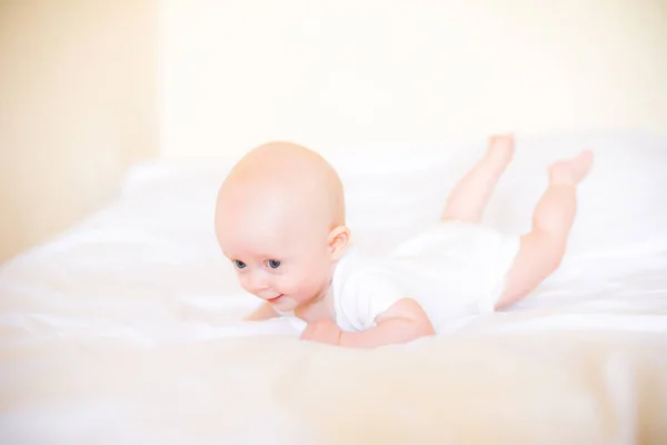 Baby Junge Trägt Weiß Weißen Sonnigen Schlafzimmer Neugeborenes Entspannt Sich — Stockfoto