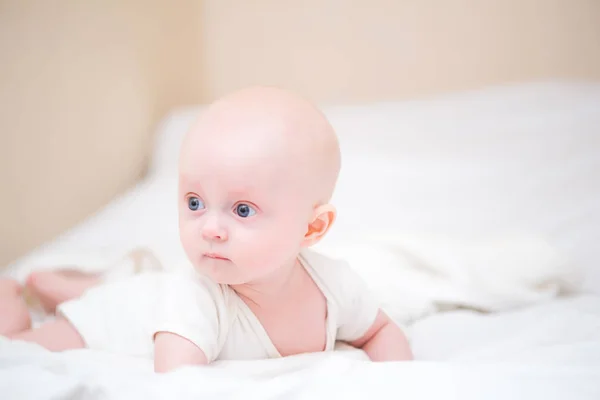 Baby Junge Trägt Weiß Weißen Sonnigen Schlafzimmer Neugeborenes Entspannt Sich — Stockfoto