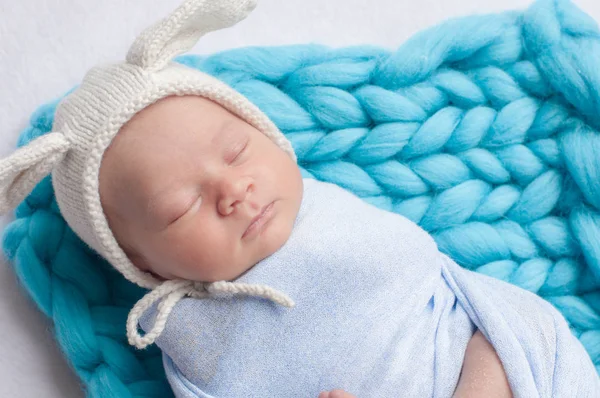 Schattige Kleine Baby Een Blauwe Deken Een Witte Pet Met — Stockfoto