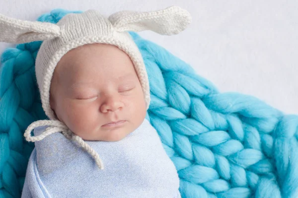 Niedliches Kleines Baby Einer Blauen Decke Und Einer Weißen Mütze — Stockfoto