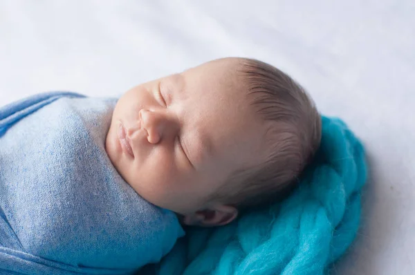 Evde Yatakta Mavi Bir Battaniye Sevimli Küçük Bebek — Stok fotoğraf