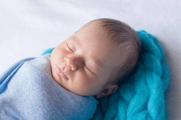Χαριτωμένο Μικρό Μωρό Μια Μπλε Κουβέρτα Στο Κρεβάτι Στο Σπίτι — Φωτογραφία Αρχείου