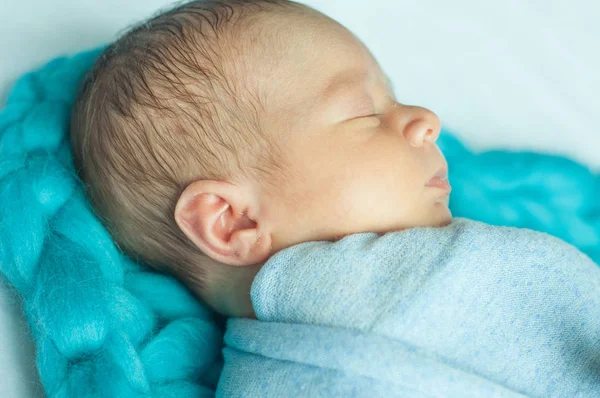Niedliches Kleines Baby Einer Blauen Decke Auf Dem Bett Hause — Stockfoto