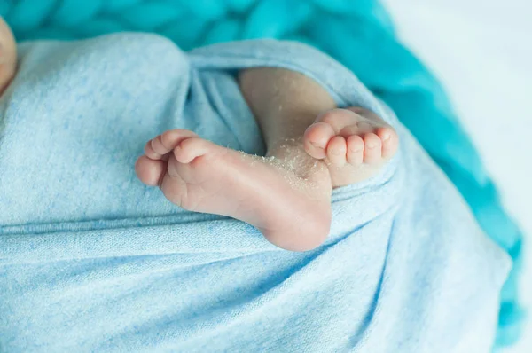 Маленькая Нога Новорожденного Ребенка — стоковое фото